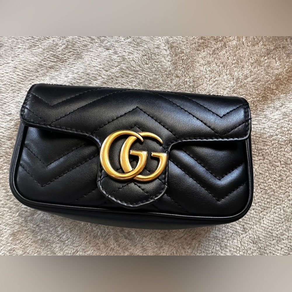 Gucci Marmont super mini in black leather.